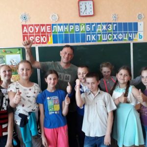 Дети из украинского села Первомайское в прифронтовой «серой» зоне и Дядя Леша из Хайфы