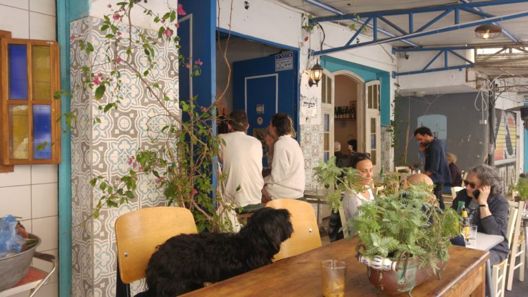 Один из ресторанчиков на рынке Тальпиет в Хайфе. Будущее в тумане