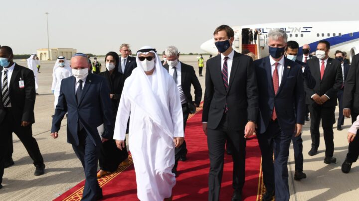 Израильская делегация во главе с советником по национальной безопасности и главой Совета национальной безопасности Меиром Бен-Шабатом прибыла в Абу-Даби