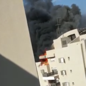 Пожарные тушат пламя в Нешере